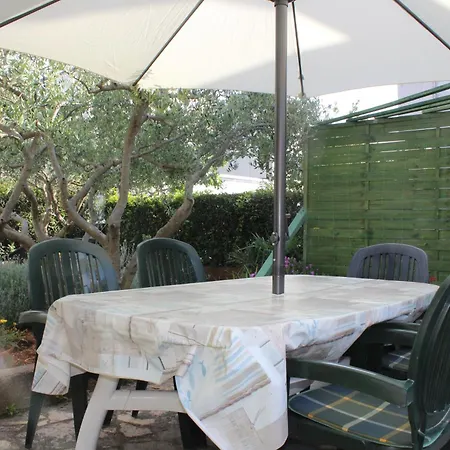 Apartment Ruhiges Mit Terrasse In Strandnaehe Zadar
