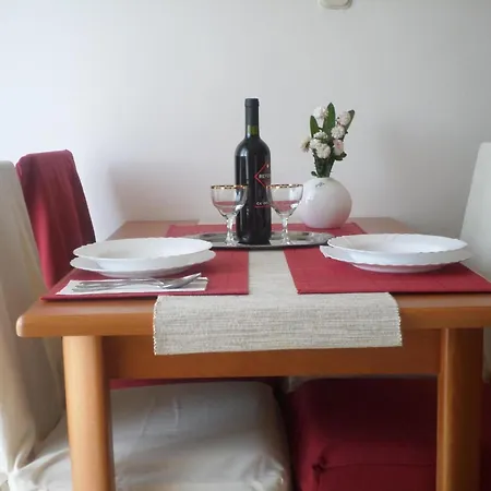 Ruhiges Mit Terrasse In Strandnaehe Appartement Zadar